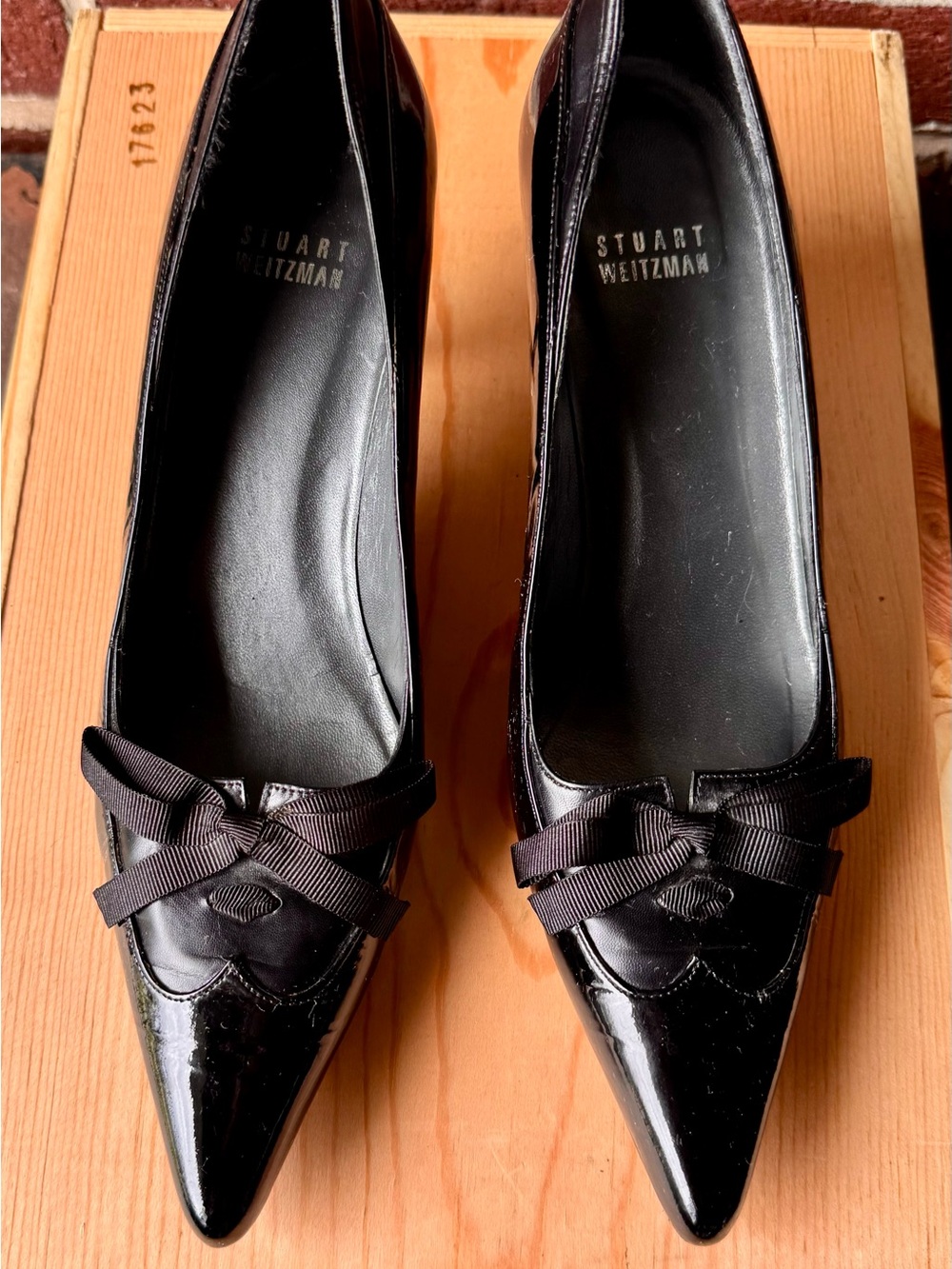 Stuart Weitzman MADE IN ITALY 🇮🇹 Black Patent Pointed-Toe Bow Flats